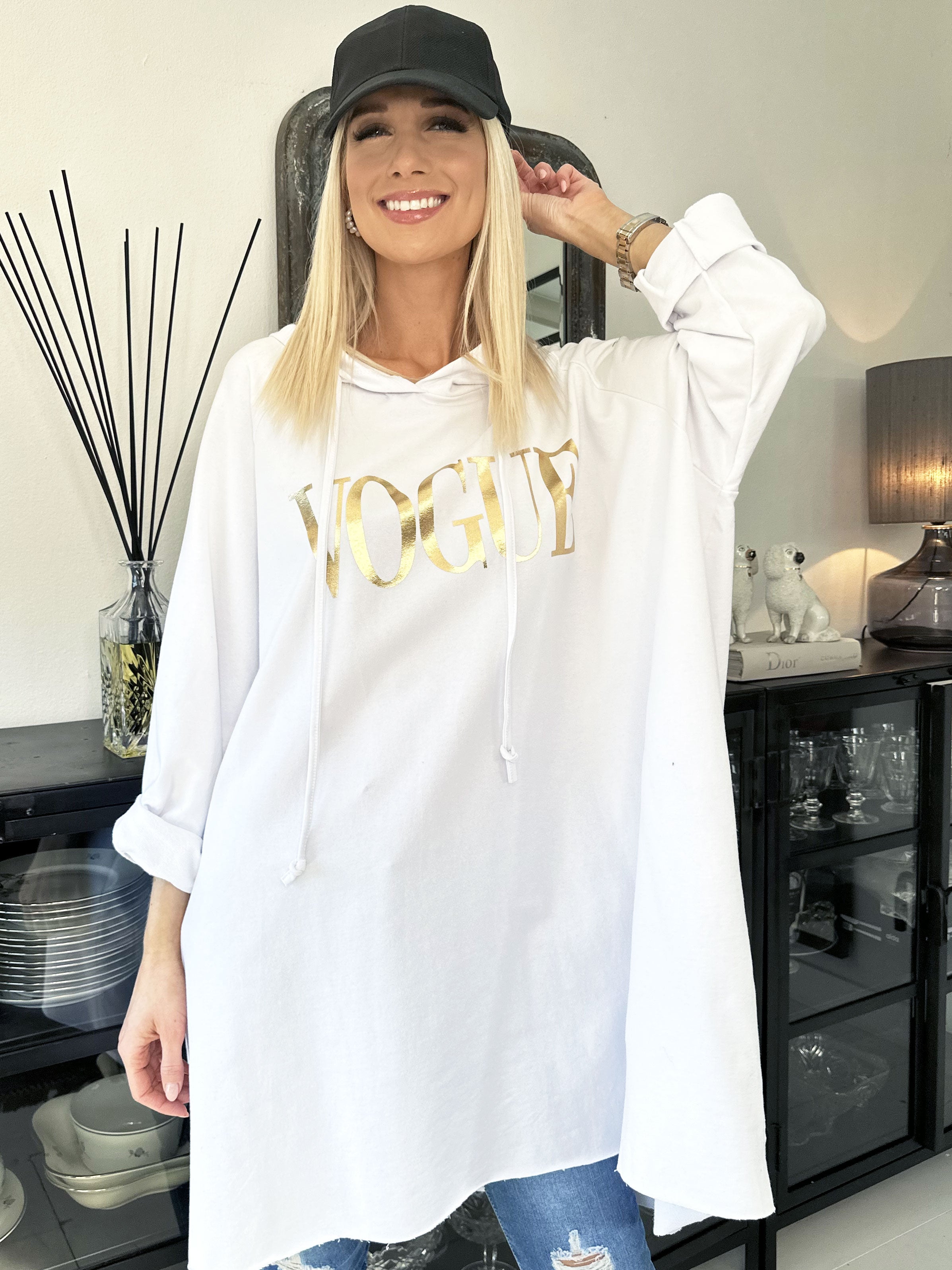 Cecilia - Sweatshirtklänning med luva och guldigt vogue-tryck
